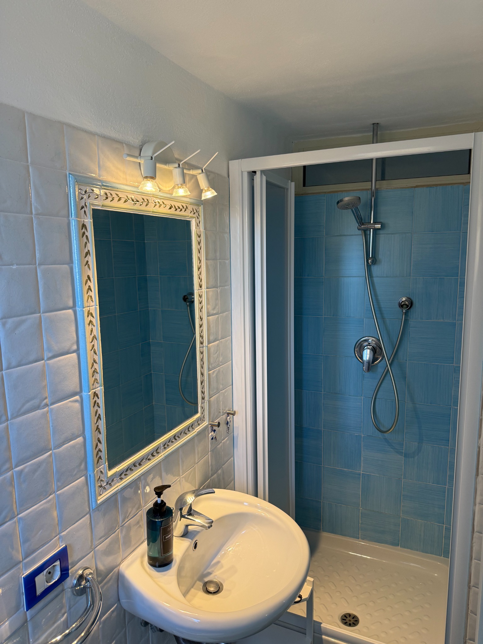 Bagno 1 - doccia e lavabo